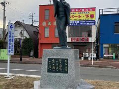 駅前ロータリーにある本荘追分踊りの像