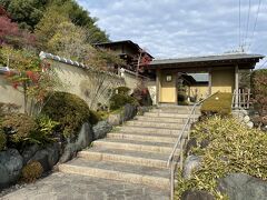 二俣城跡を見た後、予約しておいた近くの和食の店へ向かいます。
「天竜膳 三好」
https://www.t-miyoshi.com/