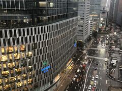ツインタワーズは阪急百貨店の真上になるので、眼下に阪神百貨店が見下ろせる(^_^)