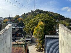 尾道市役所庁舎駐車場に車を止めて千光寺へ行くロープウェイに乗ります。