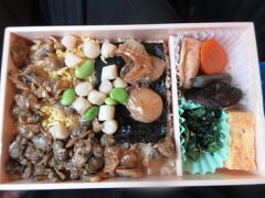 いきなりお弁当の写真で驚かれるかもしれませんが、これは新幹線の東京駅で購入し「貝づくし」と言う名前のお弁当です。