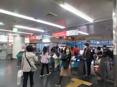 三宮駅まで戻ってきました。ここは天気には関係なく、たくさんの人で賑わっていました。