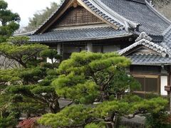 観音石仏の前から見た満月寺。