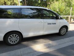 GOGOツアーのお迎え車がマンションまで来てくれました。
大人3人＋乳幼児2人という大人数なので、専用車で日本語ツアー。
AUD860 ＝日本円82775円

ドライバー兼ガイドさんはメルボルン生まれの優しいゴーさん。とっても親切でした。乳幼児はマイカーだとキッズシートに縛り付けの刑ですが、タクシーやツアーだと自由に座れて楽です。日本でもね。
https://www.veltra.com/jp/oceania/australia/melbourne/a/1202
https://gogotours1.com/menu