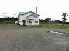 落石駅から歩いて落石岬へ。落石駅は小さな駅舎の無人駅。