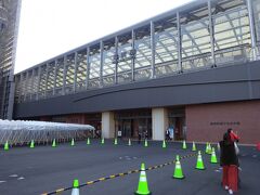 ４時間ぶりぐらいに戻ってきた長崎駅。
まだ駅周辺は工事中で、空きスペースが多い。