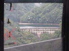さらに進むとダムのように見える布引貯水池が見えてきました。大都会の神戸のすぐ近くにこのような溜池があるのですね。驚きました。