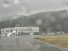大雨の五島福江空港到着です。

大雨で飛行機を降りてからは傘を借りて空港へ入りました。

