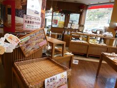 途中、紀ノ川SAで20分ほど休憩。

人気のパンを買いに行くも売り切れ。