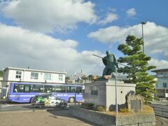 田辺駅。
弁慶の生誕地かもねってことで銅像あり。