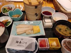 北海道ホテル２日目の朝は和食に。
ボリューム満点で美味しい。