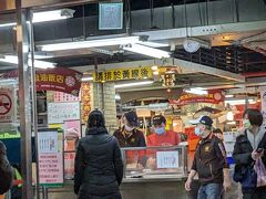 永楽市場は油飯のお店が一番前に移動していて、行列もできています。蒸しパンのお店も懐かしい。新しく回転寿司のお店ができていてびっくり。だんだん変わっていくんですね。
