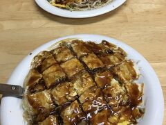 広島焼きの「はぜや」へ到着。肉玉そばを注文。
入れ替わり立ち替わりお客さんが入って来る人気店。