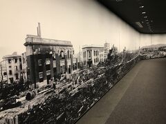 原爆資料館へ来た。
壁を取り巻く原爆直後の写真。