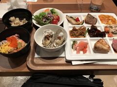 グランドプリンス広島ホテルに到着。17時半に予約してあった夕食会場へ。鯛めし、蒸し牡蠣、海鮮丼など、海の幸が美味しかった。