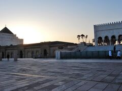 08:22 モハメッド5世廟
フランスからモロッコの独立を勝ち取った元国王ムハンマド５世の霊廟だそうだ