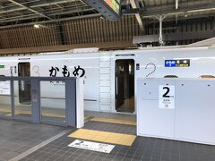 1時間後、武雄温泉駅に到着しました。
ここで西九州新幹線かもめに乗り換えます。

乗り換え時間はたった3分！
でも大丈夫！
だって同じホームの対面に新幹線が待機してるから。
あっという間に乗り換え完了で出発です！