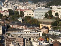 『東山手十二番館』そばの「昭和会病院」も見えます。

右手に見えるエメラルドグリーンの建物は先程までいた
『東山手洋風住宅群』です。