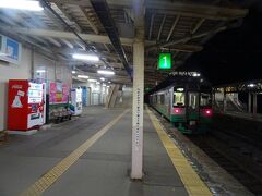 妙高高原駅では、なんと６５分待ち！！
夕飯もなしで駅周辺を歩きながら、
１時間を過ごしていたヨ。
…正直、キツかった(笑)。

２０時３０分発、
妙高はねうまライン(直江津行)で直江津へ。
