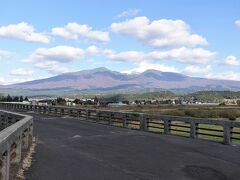 月光川に架かる朝日橋から見た鳥海山
