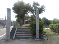鯉喰神社。何とも珍妙な名前だが、この神社にはこのような伝説が残っている。
かつて、吉備の地では温羅（うら）という鬼が村人を苦しめており、朝廷の命を受けた吉備津彦命が吉備国平定のため温羅と戦い、力尽きた温羅は鯉に化けて逃げようとし、吉備津彦命は鵜となり、この場所で温羅を捕まえ、それを祀るため村人はこの地に鯉喰神社を建立した。なお、吉備津彦命の温羅（鬼）退治は、桃太郎伝説の一つとして考えられている。
また、鯉喰神社は弥生時代末期の墳丘墓の上に建てられているそうだ。
素通りしてしまいそうな小さな神社だが、こういった伝説や背景を知ると、この地で信じられていた歴史（事実であるかは別として）や信仰を今に伝える貴重な文化遺産だと思えてくる。