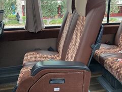 バスは結構空席があり、一人で2席使えた。