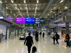 シップは定刻にバンコク・スワンナプーム国際空港に到着しました。いつもと変わることなくC.I.Q.を通過。到着便が少なかったせいか、到着ロビーまで２０分くらいで到達。そしてエアポートリンク駅へ。そして両替。両替屋さんも5:30AMから開いているとのこと。そしてARTでバンコク市内へ。