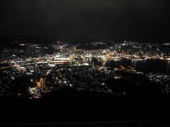 夜は長崎遊覧バスの「稲佐山展望台夜景バスツアー」に参加しました。
往復送迎に展望台の観光がついて一人2,000円です。

18:14にホテル前のバス停から観光バスに乗車。市内各ホテルを経由して稲佐山山頂へ。
写真は山頂からデジカメで撮った夜景です。