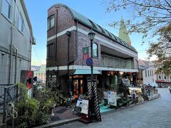 長崎市南山手町【長崎南山手八番館】の写真。

長崎南山手八番館は、長崎の観光地として有名なグラバー園の
入口前にある、旧南山手町８番地に建つ洒落たレンガ造りの建物です。
当館では「長崎南山手美術館」にて、長崎の絵画や書、工芸品等の
美術品を展示しています。
また、喫茶「Museum Cafe 南山手八番館」が併設されており、
落ち着いた雰囲気で美術品や長崎港の景色を眺めながら
おくつろぎ頂けます。