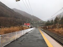 25分ほどで土合駅に到着しました。この日の天気は雨でした。クソ寒いとまでは言いませんが、なかなかの寒さでした。