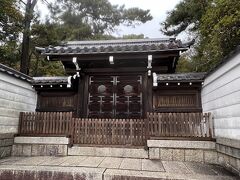 赤間神宮の隣にある安徳天皇阿弥陀寺御陵です。
隣の神宮の赤い色とは異なり、落ち着いた荘厳な雰囲気でした。