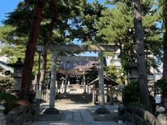 小田原の駅からずっと海方面に歩いて行く途中にある、松原神社でお参りをしました。