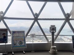 下関では、最初に海峡ゆめタワーに登りました。
雨だったのですが、対岸までしっかり見えて、開門海峡の絶景を見ることができました。
お天気が良かったら、もっと素晴らしい景色に出会えたんでしょうね。
対岸が、海ではなく湖かと思うほど近くて、驚きました。