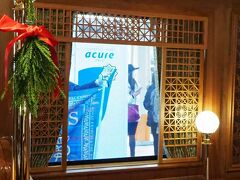 ホーム側では係員さんのお見送り。
反対側だったけど慌ててシャッターを・・・
組子細工の格子が上品さを演出。