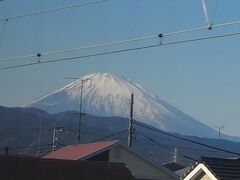 鴨宮駅の手前で、アテンダントさんが
「もうすぐ富士山が見えます」
と。
慌てて右側の窓に移動して写真を。間に合いました。