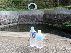 「吉田城御献上汲場」に到着しました。昨日汲んた1Lのペットボトルの湧水をホテルで飲んでしまったのと、持参していたコーヒーのペットボトルも空きそうだったので美味しい湧水をその容器に汲むためです。