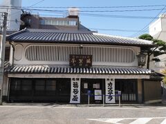 すぐ近くに「福砂屋」長崎本店がありました。
「福砂屋」は1624年（江戸時代初期）創業の400年もの歴史を持つカステラ屋の老舗中の老舗。
本店は明治初期に造られたというレトロな日本建築です。