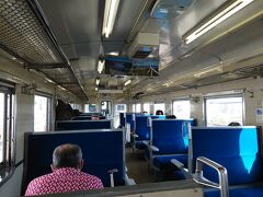いさりび鉄道の列車内
クロスシートです。窓は二重窓。
ローカル列車感が凄くいいです。のんびり旅してる感じ。