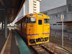 函館駅に到着。この黄色い列車に乗ってきました。