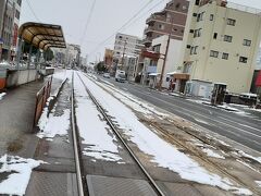 朝起きたら一面の雪景色でビックリ！ 14㎝の積雪は観測史上最高だそうです。
路面電車の軌道にも積雪しています。