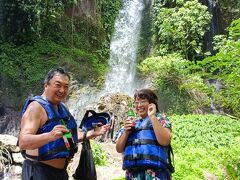 お決まりのアクティビティ
トラガワジャ川のラフティングはBMW
階段は少なく、長い距離のラフティングが楽しめます。
ピロ君は65歳くらいまで頑張れるって言ってたけれど・・・私はそろそろ限界を感じる体力勝負。興味ある人はなるべく年齢の若いうちにどうぞ。
