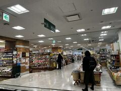 次はホテルの隣にあるショッピングセンター。地下一階には品揃え、惣菜も豊富なスーパー、薬局、成城石井、そして上には無印良品、キャンドゥもありました。ひとり旅ではほぼ部屋での食事はコンビニ食になりがち。なのでものすごく助かりました。ホテルとつながっているので移動は楽ちん。