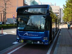 横浜へ移動後　みなとみらいへはみなとみらい線を使わず
連結バス　ベイサイドブルーに乗りみなとみらい地区へ　
ゆっくり専用道的なところを走っているようでした

連結バス　千葉の海浜幕張や博多の天神あたりでも運航していますが一番新しい？
メタリックブルーでかっこよかったです