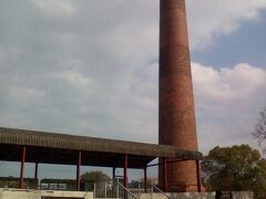 宮浦石炭記念公園には巨大な煙突と炭鉱で使われていた重機類が展示してある。