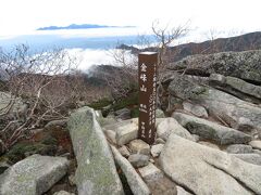 金峰山山頂。一番奥に見えるのは八ヶ岳。雲海にぽっかり浮かぶ島のよう。