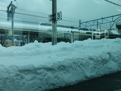 　１４：１８　山形駅に到着。ホームは雪に埋もれていました。