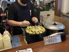 台南では、曜日で開催される夜市が決まっている。
木・土・日は花園夜市の日なので、今日も花園夜市に繰り出してみる。
イカリングを入れたタコ焼き(？)も珍しい。