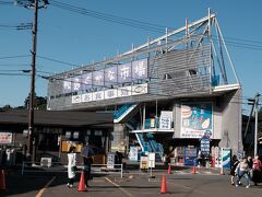 牡蠣小屋は魚市場の敷地内にあります。