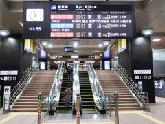 駅弁を購入後、北陸新幹線に乗換のため新幹線ホームに向かいます。