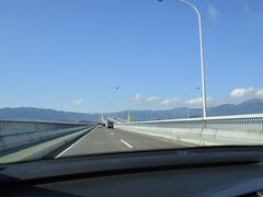 琵琶湖大橋を渡ります。